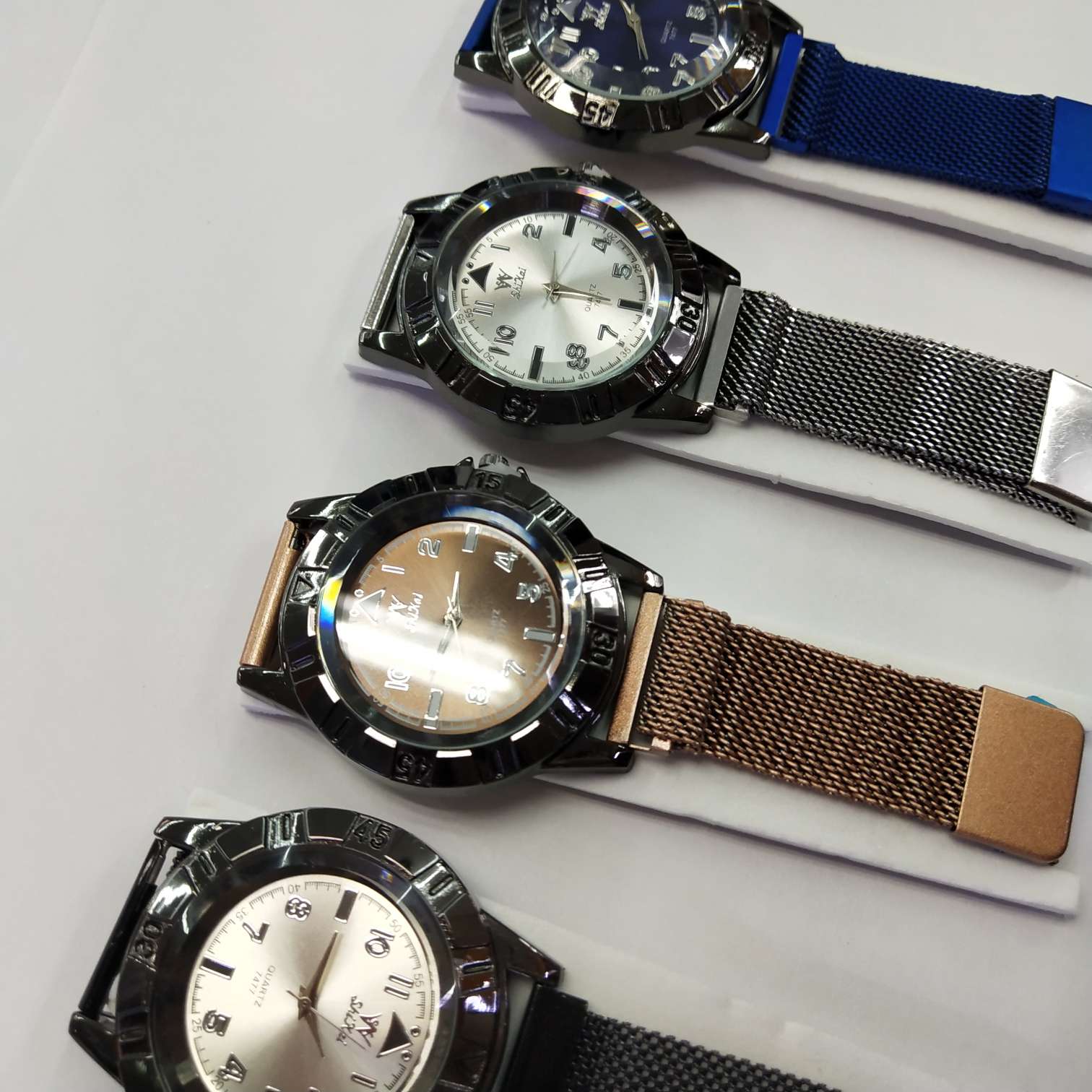 Fashionable multi-color adult watches Specification image