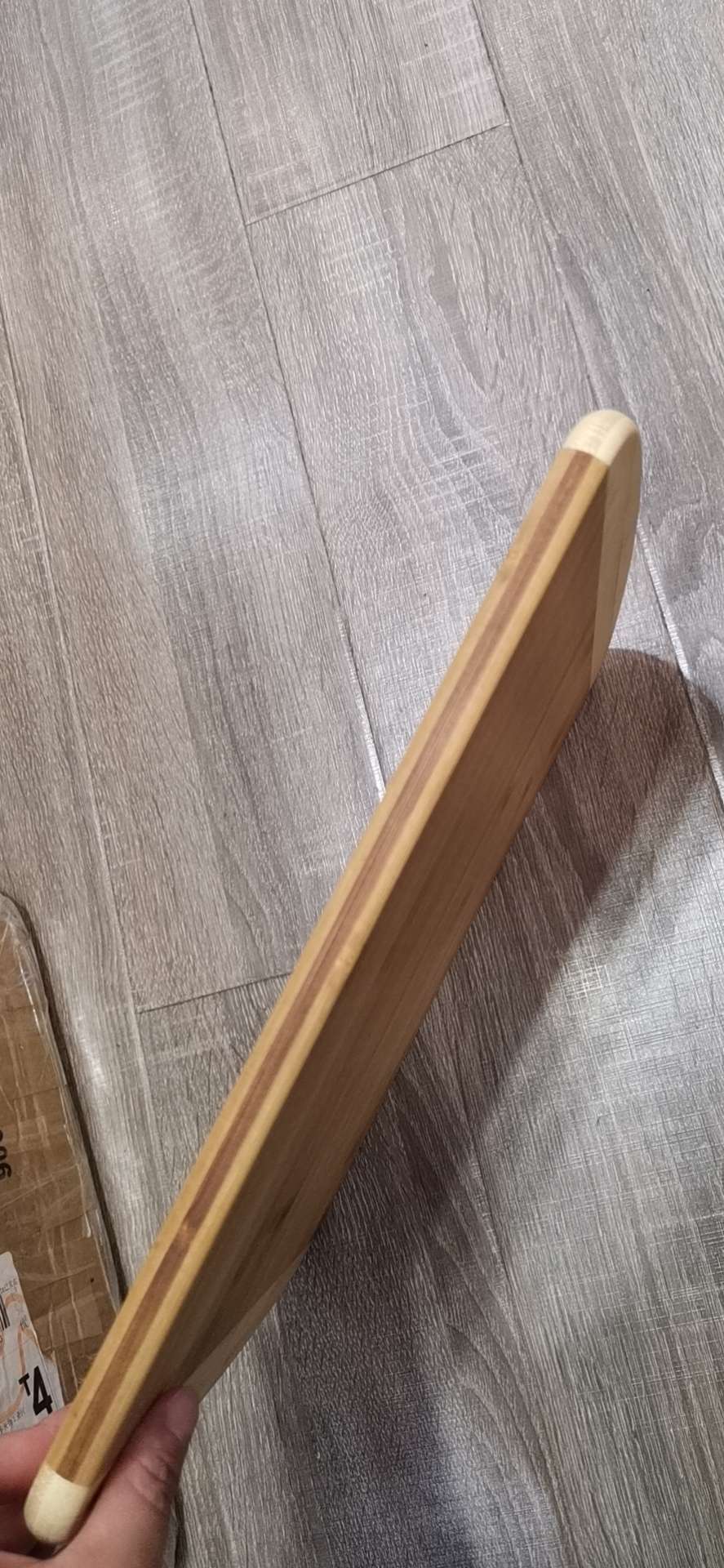 The dual-purpose bamboo cutting board can be used to cut fruits and is easy to clean undefined