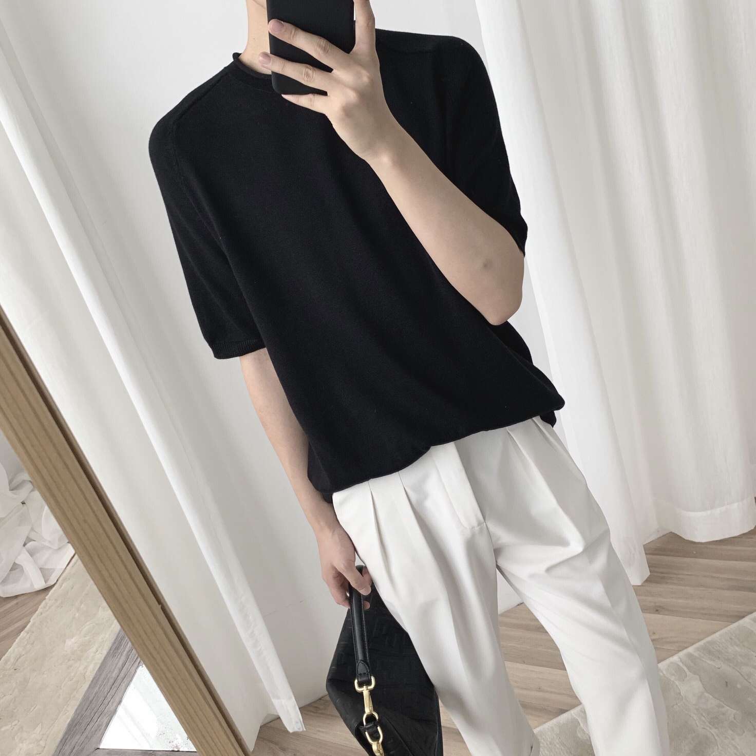 Two-color thin knitted short-sleeved T-shirts of "A Cha" and "A Gu" are breathable, soft and comfortable couple tops for men in summer Application Scenario