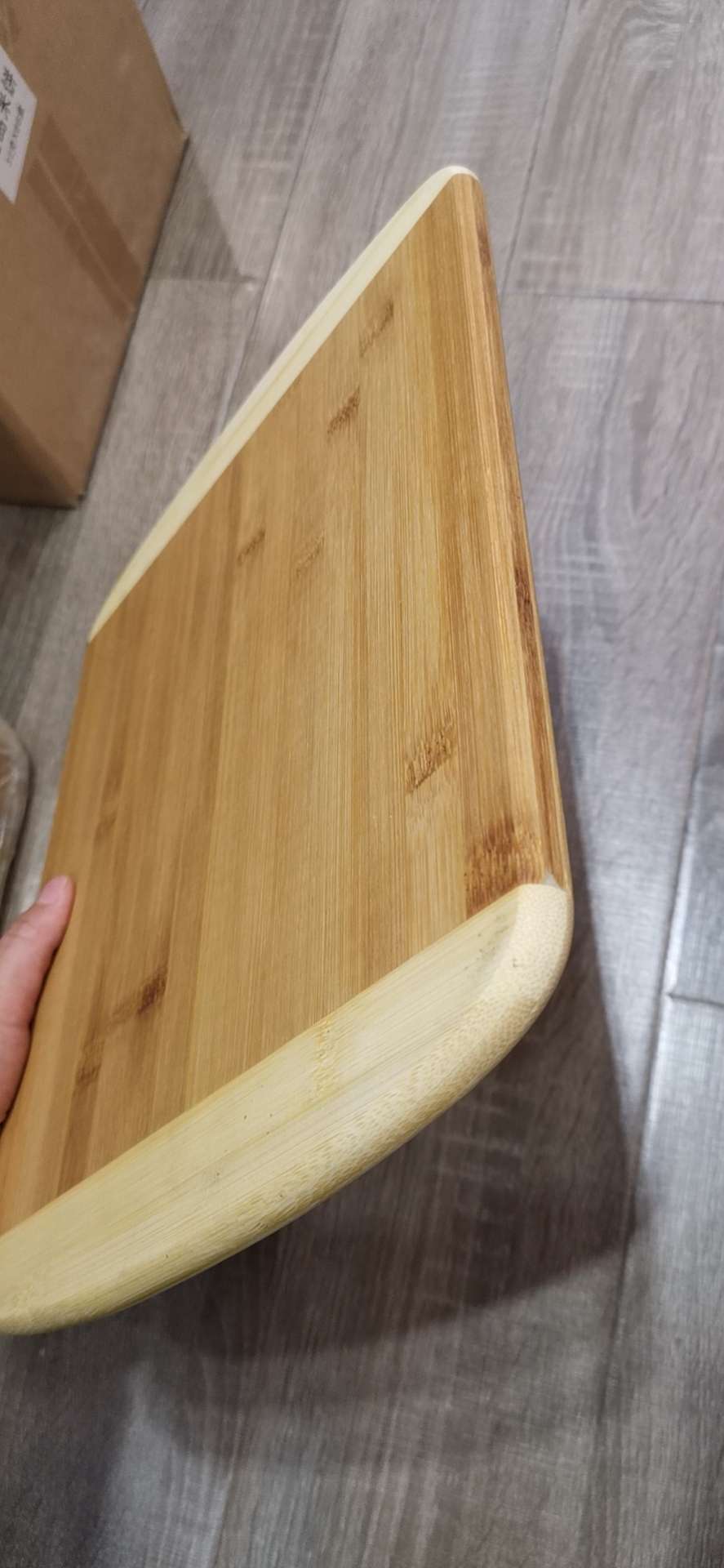 The dual-purpose bamboo cutting board can be used to cut fruits and is easy to clean undefined