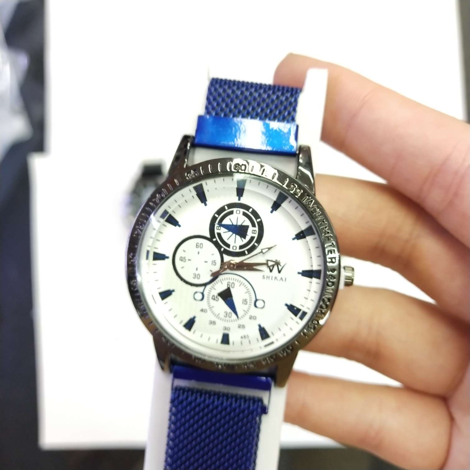 四色大表盘金属简约精品时尚磁铁表成人手表产品图