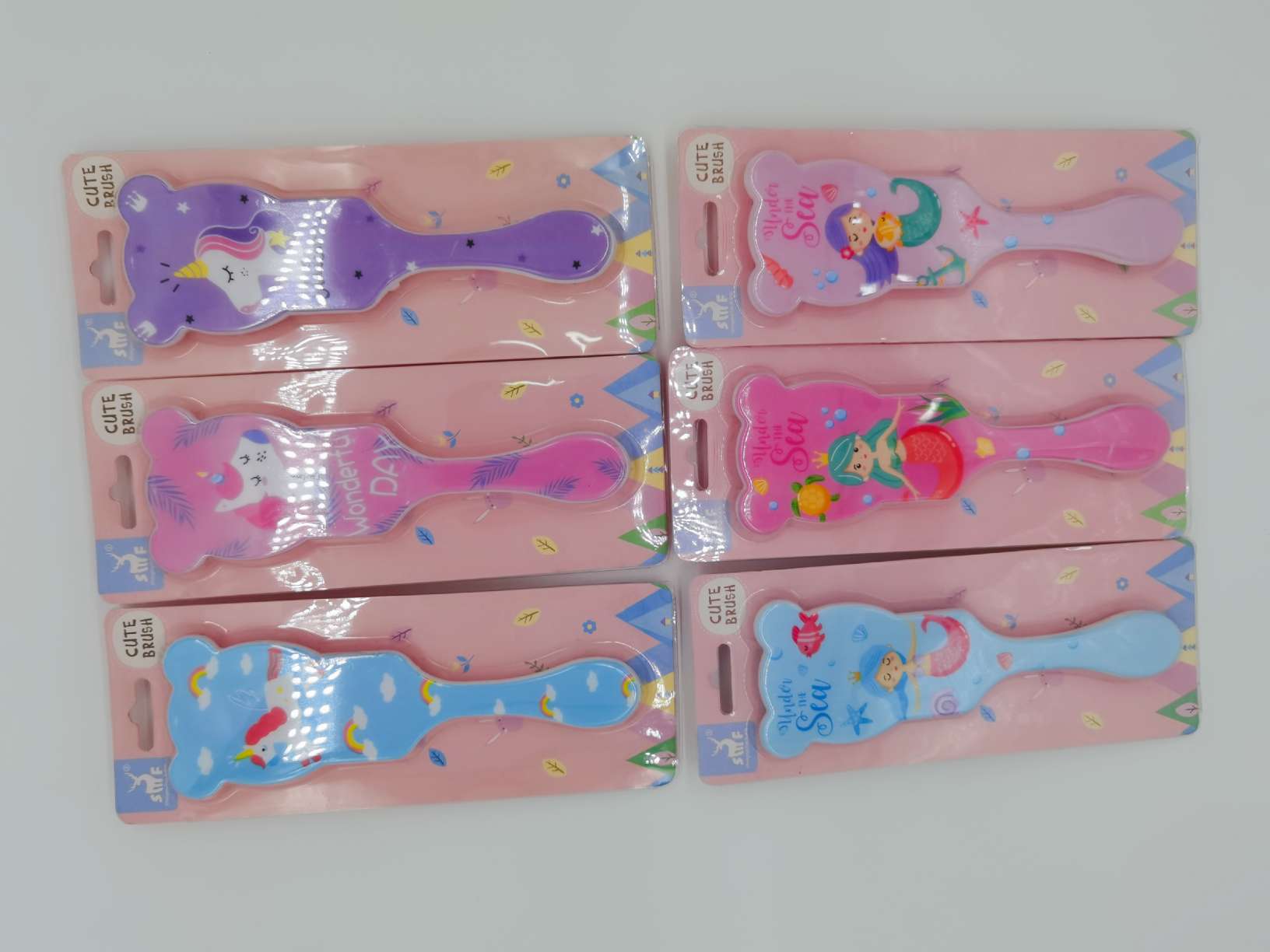 Fashion cartoon children comb students with small combs with bags