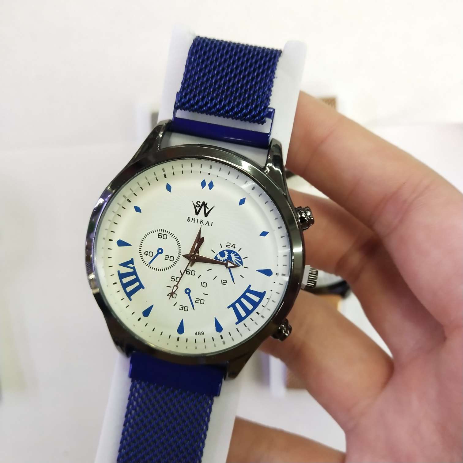 Four-color high-end fashionable magnetic watch and metal watch details Picture