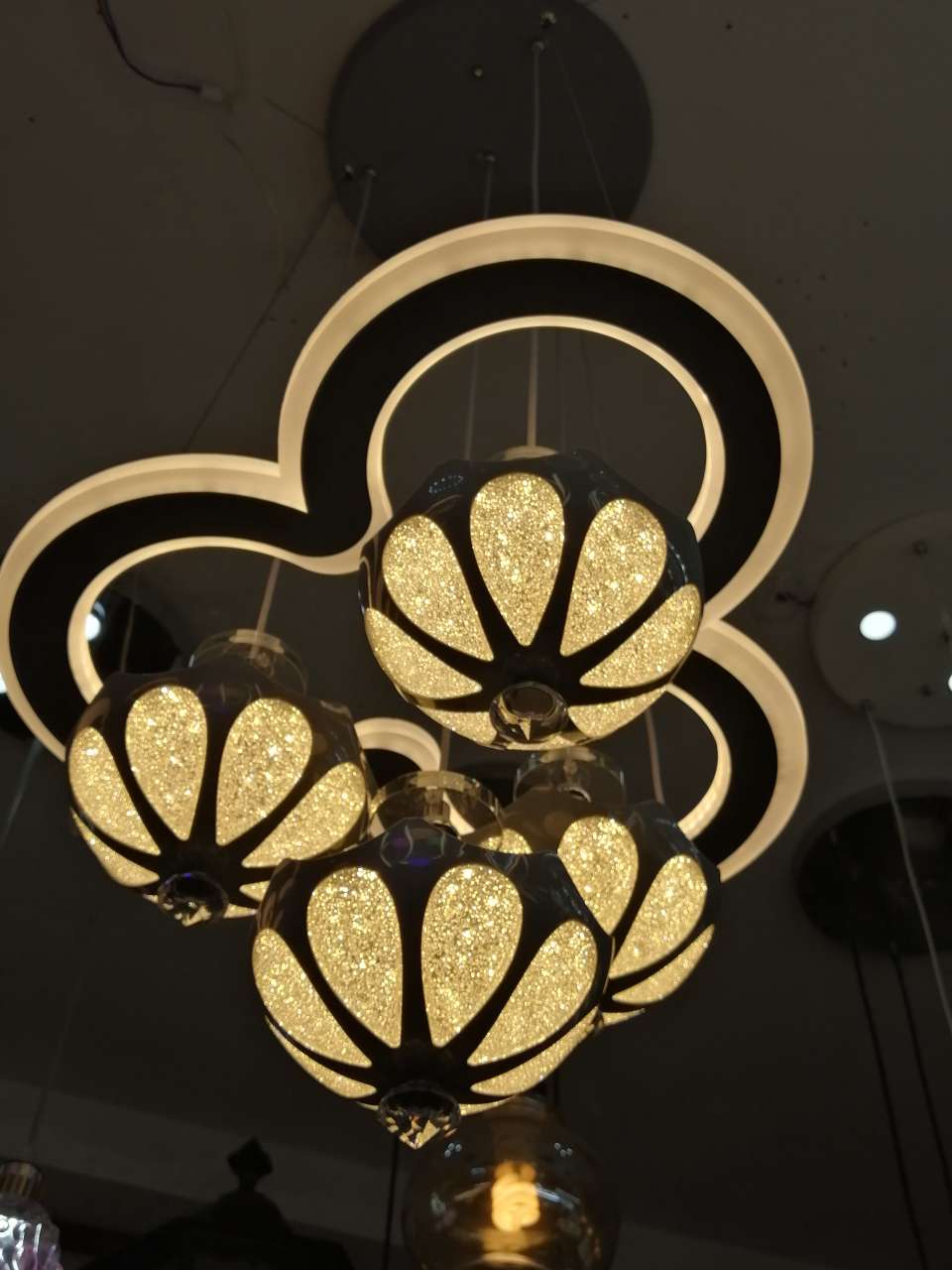 精选现代创意花式造型吊灯5379-4+1