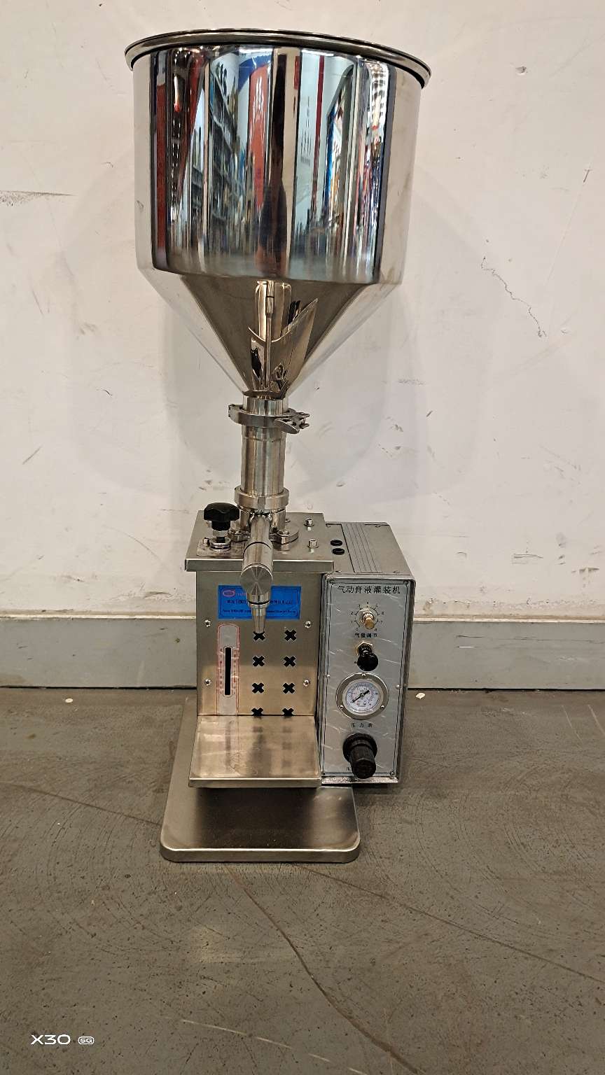 A02 Pneumatic filling machine, suitable for both paste and liquid, Guangxing Packaging Machinery offers high-quality products at low prices and operates with integrity details Picture