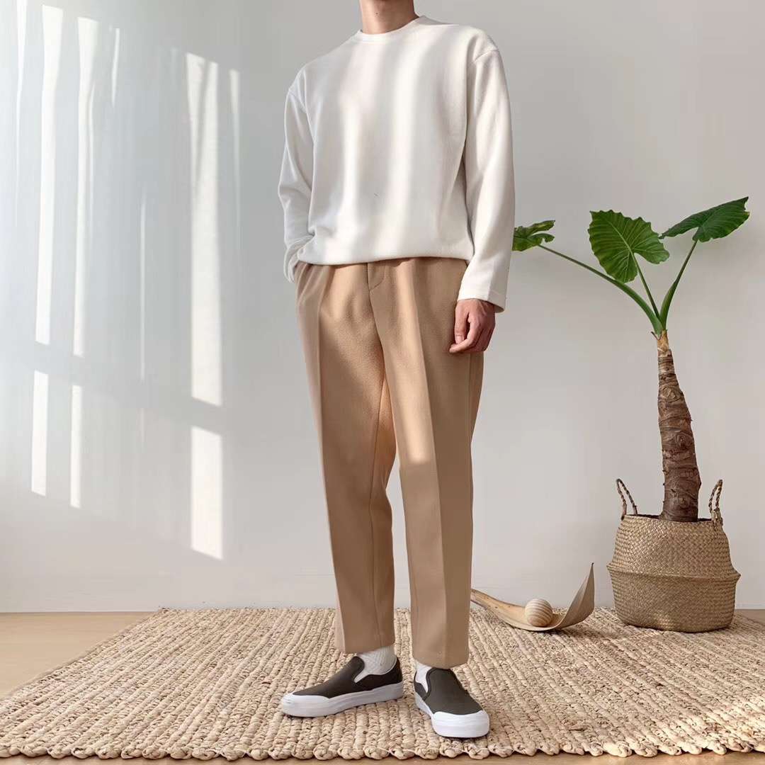 Men's clothing in Dongdaemun, South Korea, is available for purchase on behalf of customers. The basic, versatile, simple pullover hoodie is off-the-shoulder, loose and skin-friendly Specification image