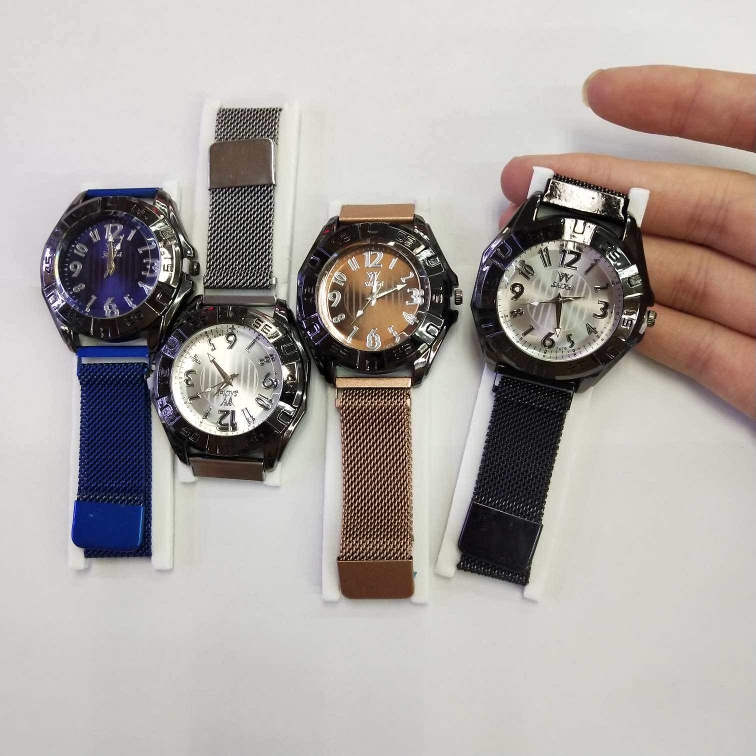 High-quality and fashionable magnetic adult watches are selling well details Picture