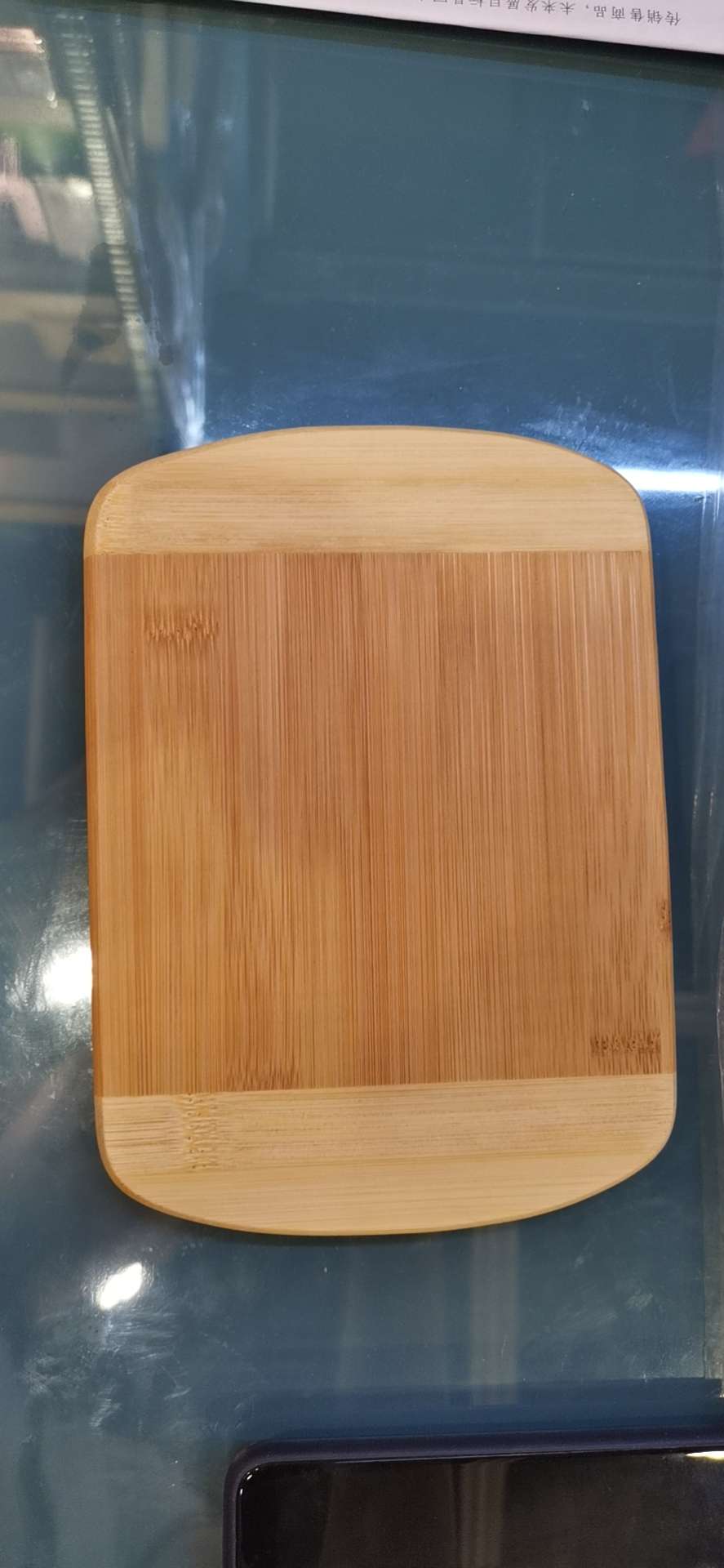 The dual-purpose bamboo cutting board can be used to cut fruits and is easy to clean Specification image