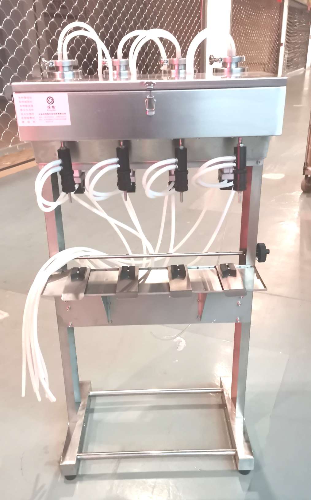 The old water-based four-head filling machine of Hengkai Packaging Machinery is of high quality and low price, and operates with integrity undefined