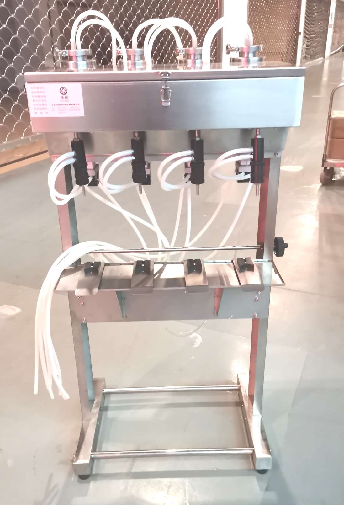 The old water-based four-head filling machine of Hengkai Packaging Machinery is of high quality and low price, and operates with integrity undefined