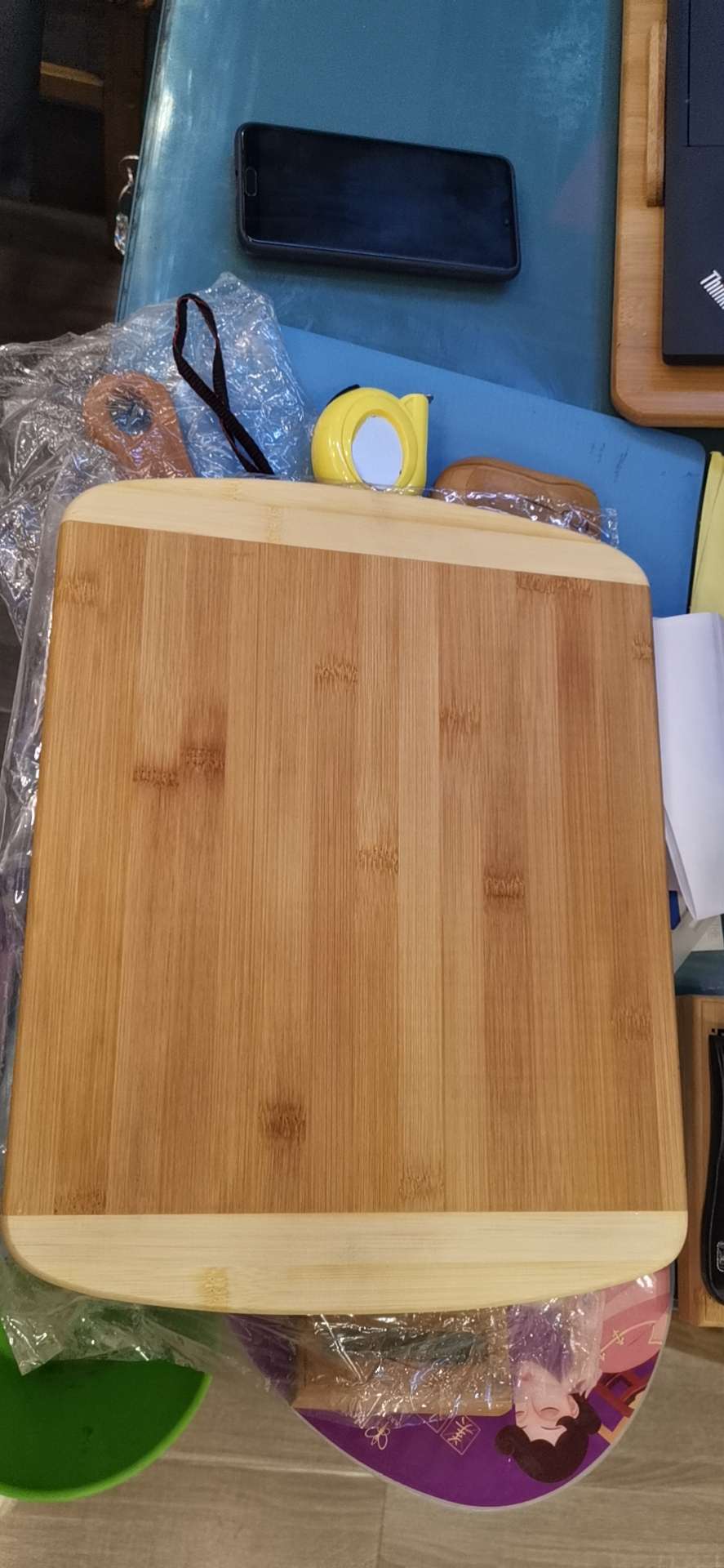 The dual-purpose bamboo cutting board can be used to cut fruits and is easy to clean Application Scenario