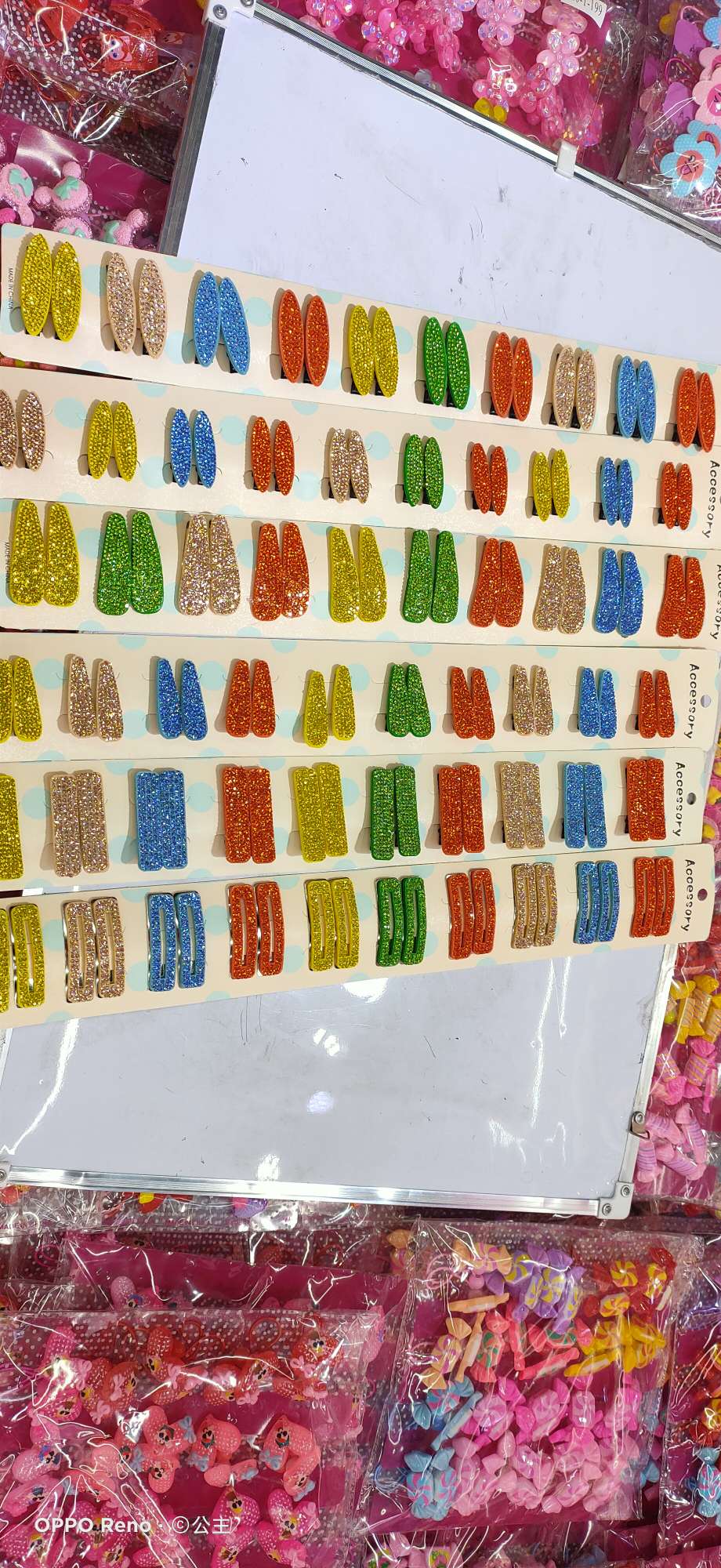 Clip with fully jewelled thumbnail