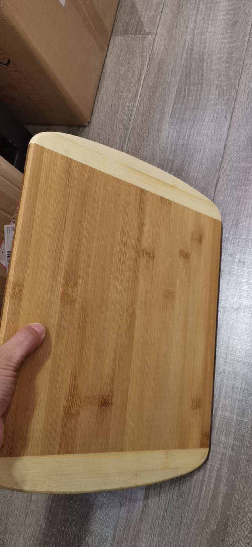 The dual-purpose bamboo cutting board can be used to cut fruits and is easy to clean details Picture