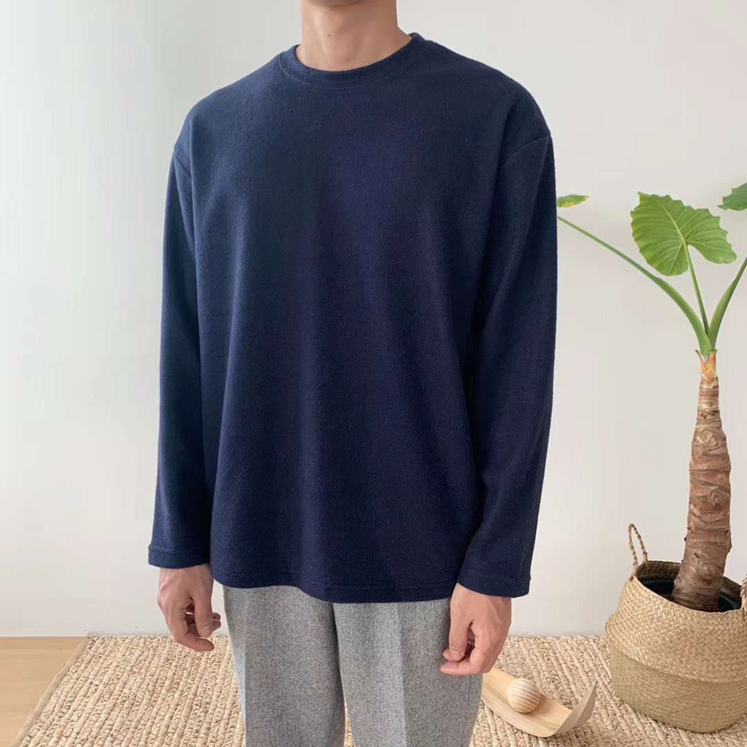 Men's clothing in Dongdaemun, South Korea, is available for purchase on behalf of customers. The basic, versatile, simple pullover hoodie is off-the-shoulder, loose and skin-friendly details Picture