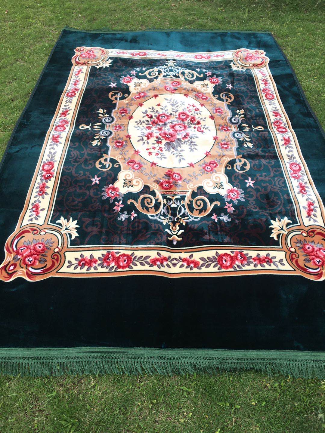 The bedding is a Muslim-printed carpet and a prayer carpet Item Picture