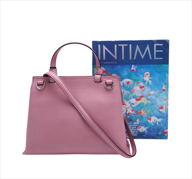 2020 European and Korean simple and fashionable women's bag, hand-held and crossbody multi-functional lock buckle hardware PU bag, versatile star style, other fashionable women's bags Application Scenario