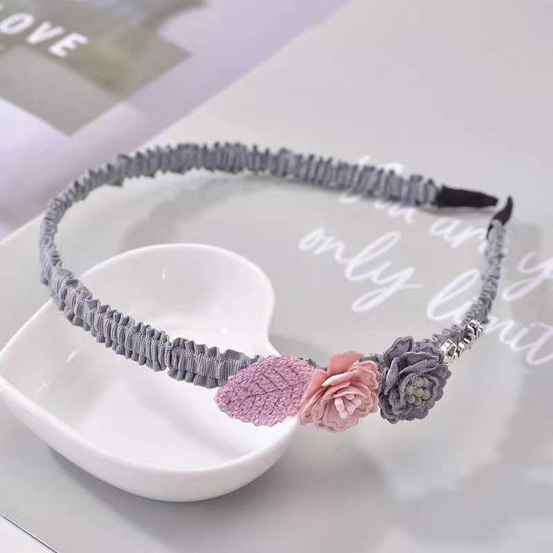 New floral headband, a fashionable headwear for girls to tie and fix their hair in daily life. It is a decorative headwear with hair clips