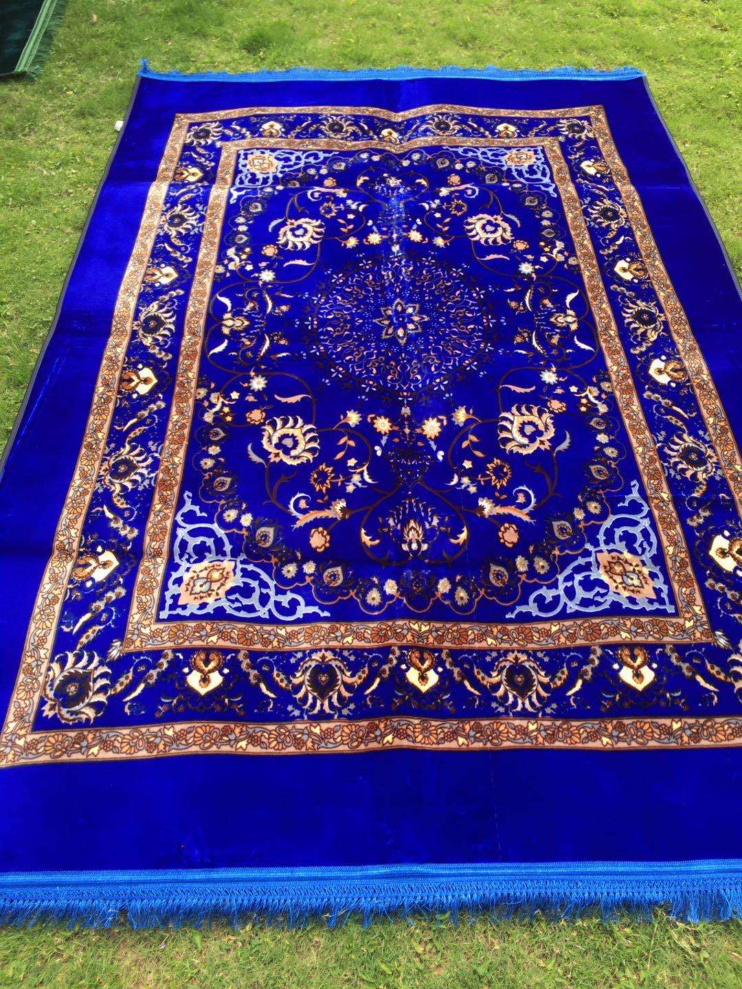 The bedding is a Muslim-printed carpet and a prayer carpet Specification image