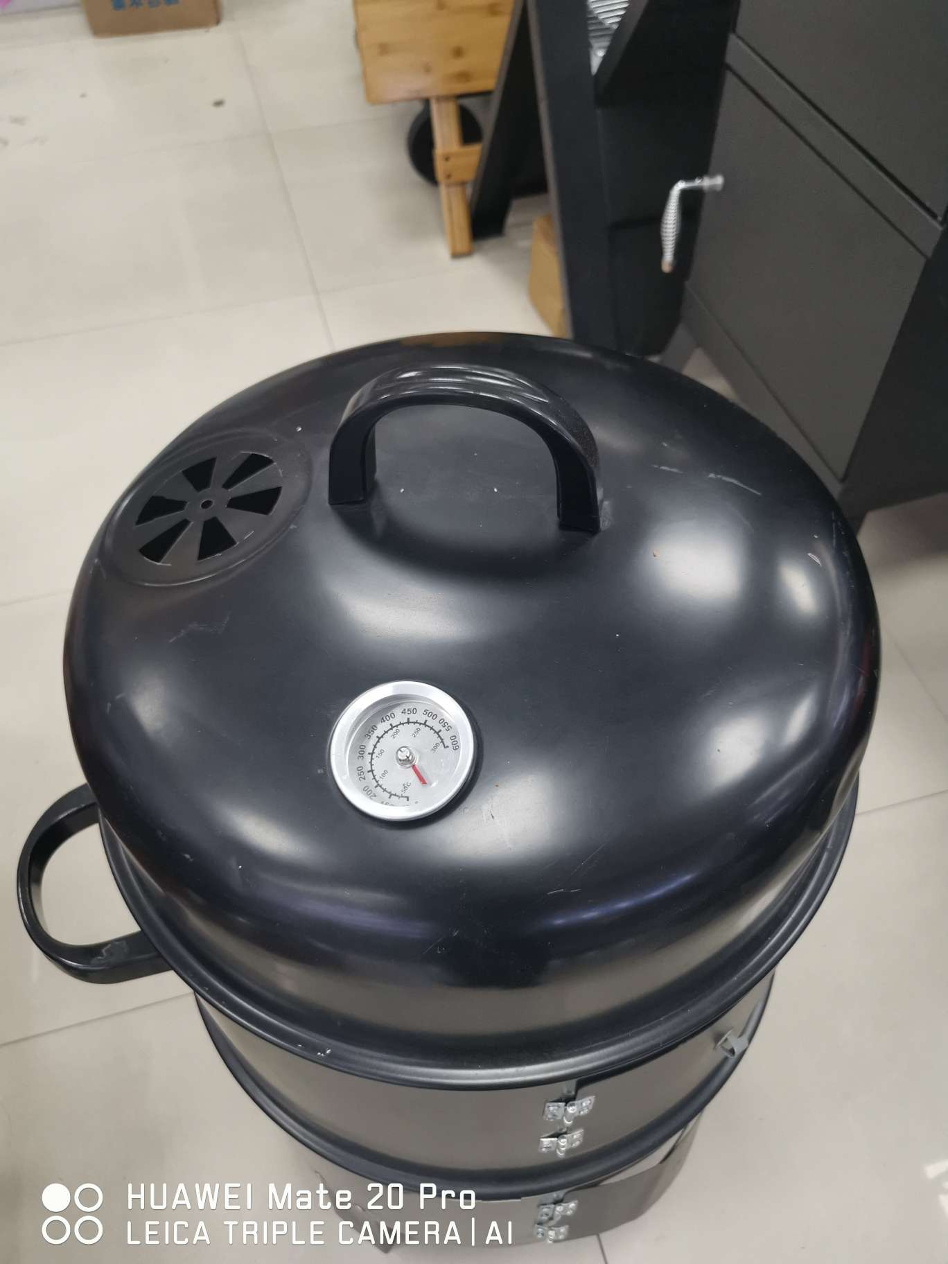 Cylindrical barbecue grill details Picture