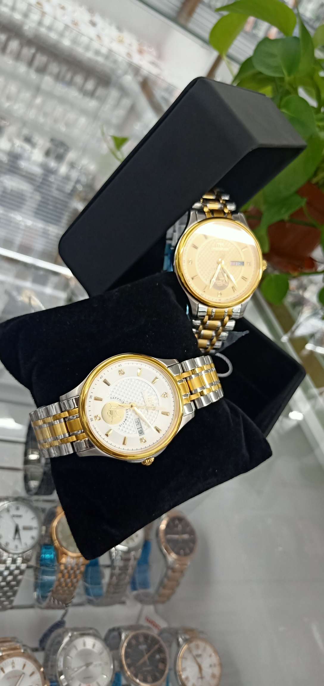 إنها ساعة جميلة لزوجين في الغلاف الجوي Specification image