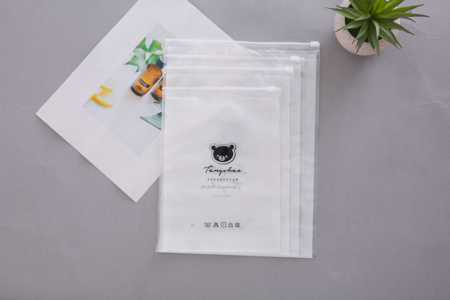 24*32高透小熊服装包装拉链袋产品图