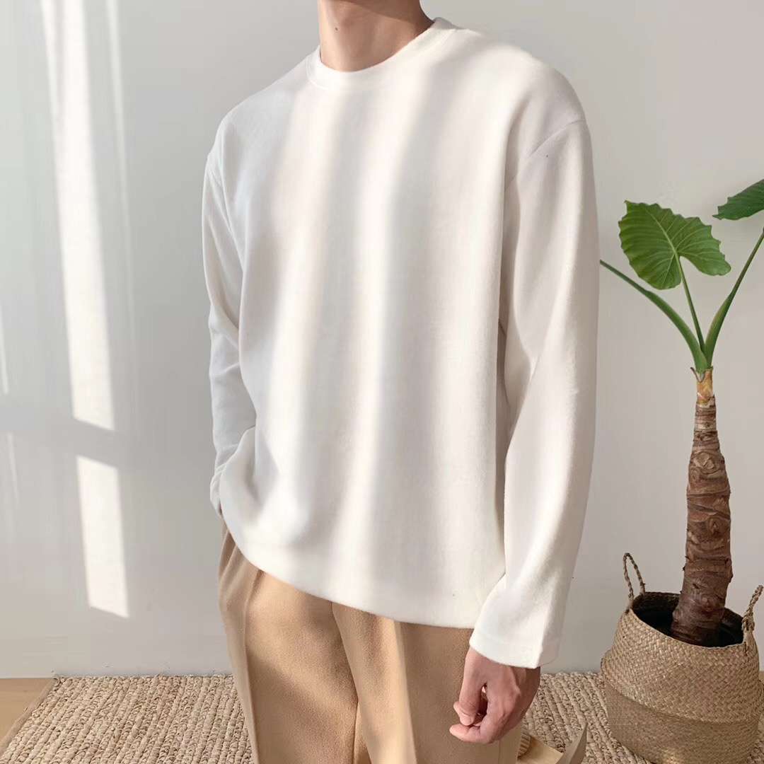 Men's clothing in Dongdaemun, South Korea, is available for purchase on behalf of customers. The basic, versatile, simple pullover hoodie is off-the-shoulder, loose and skin-friendly Application Scenario