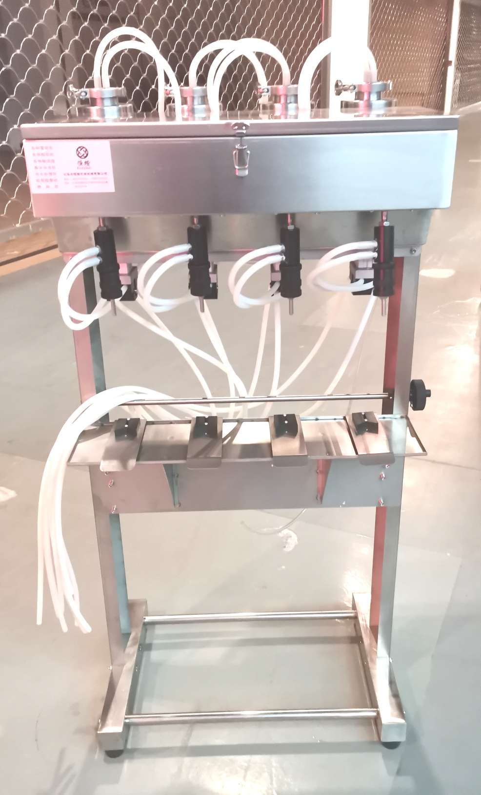 The old water-based four-head filling machine of Hengkai Packaging Machinery is of high quality and low price, and operates with integrity details Picture