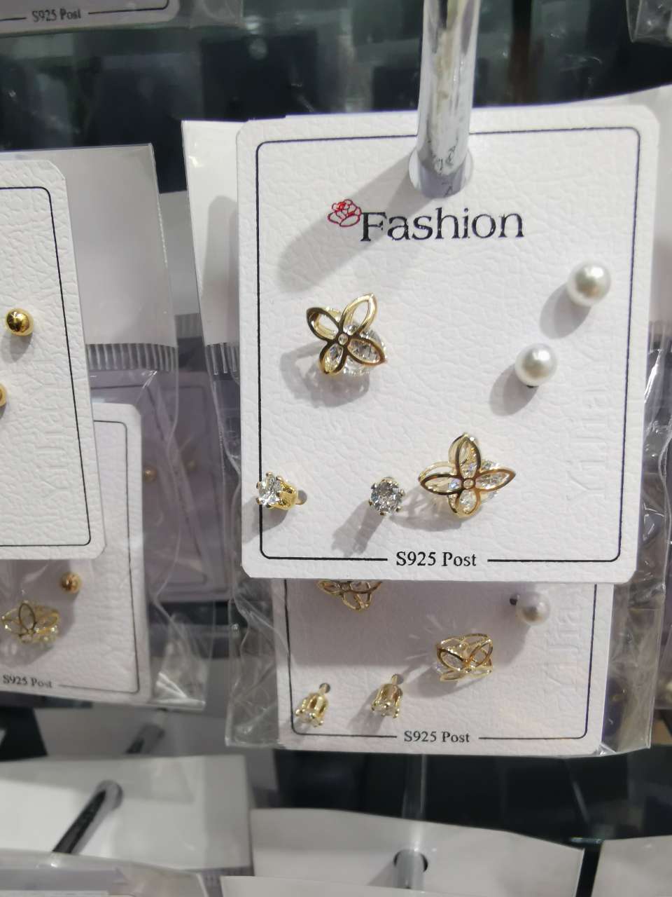 Four-petal flower with three pairs of ear studs