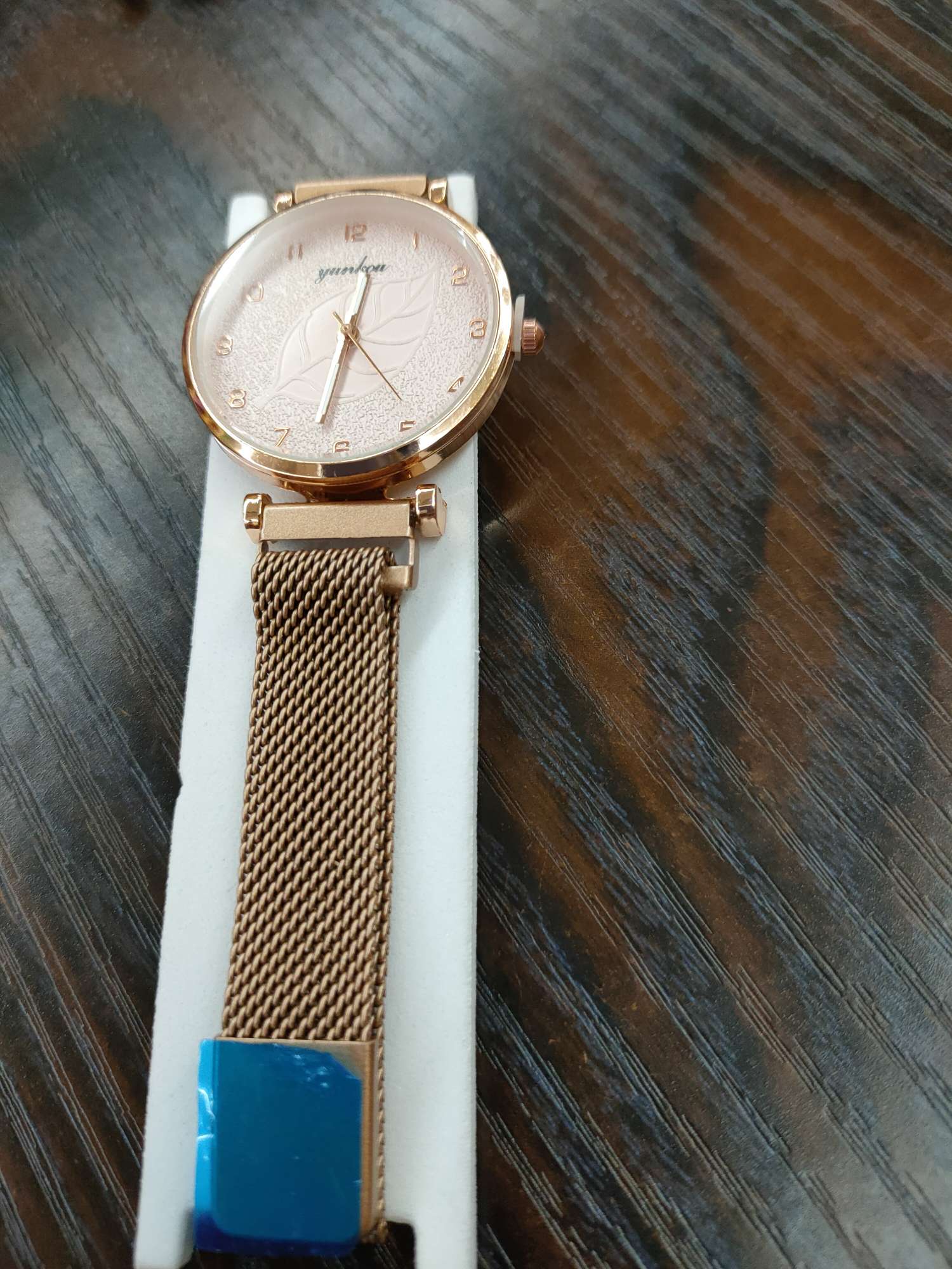 A best-selling online celebrity watch with a pink glass dial and dark brown leaf color details Picture