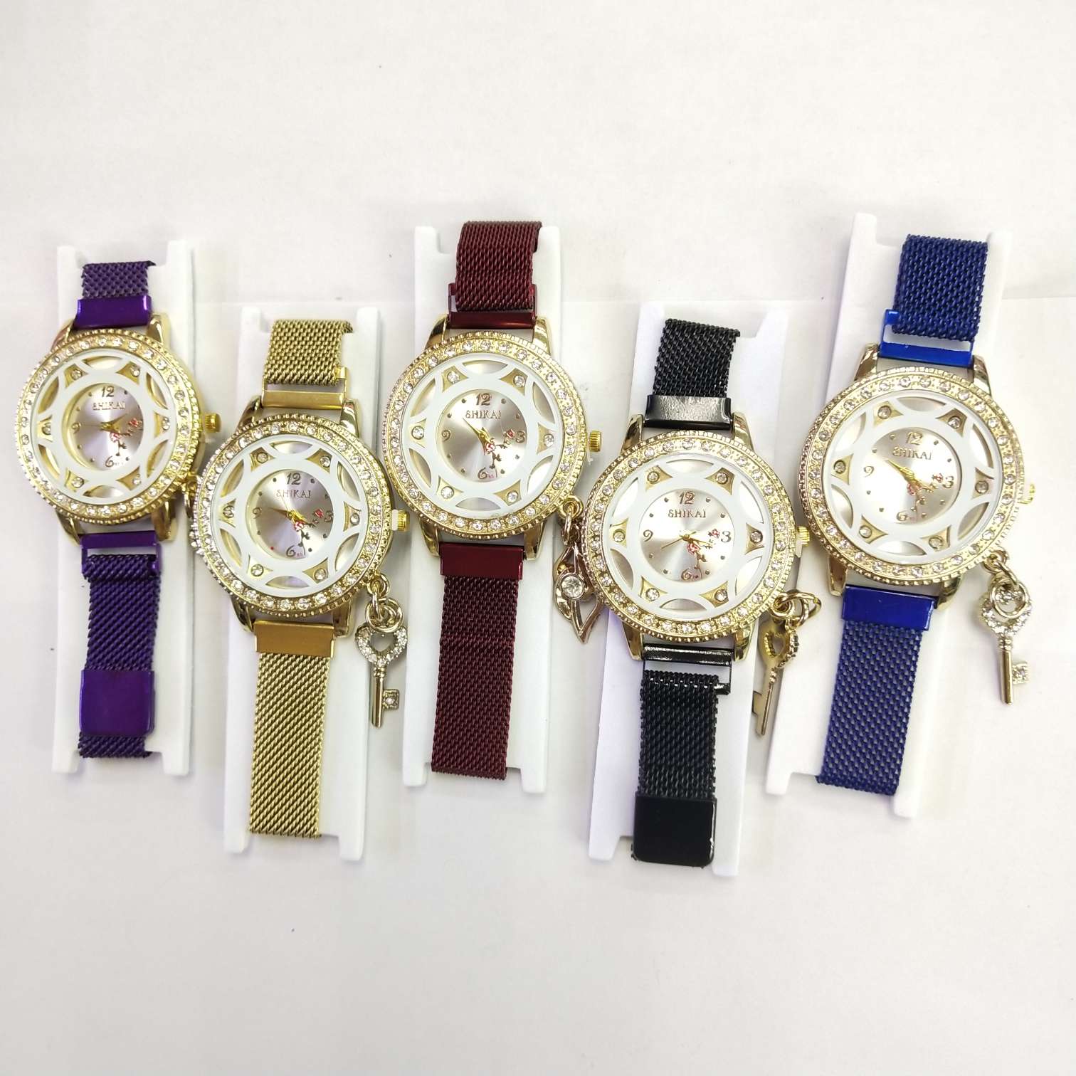 The exquisite and fashionable magnetic watch for women is cute