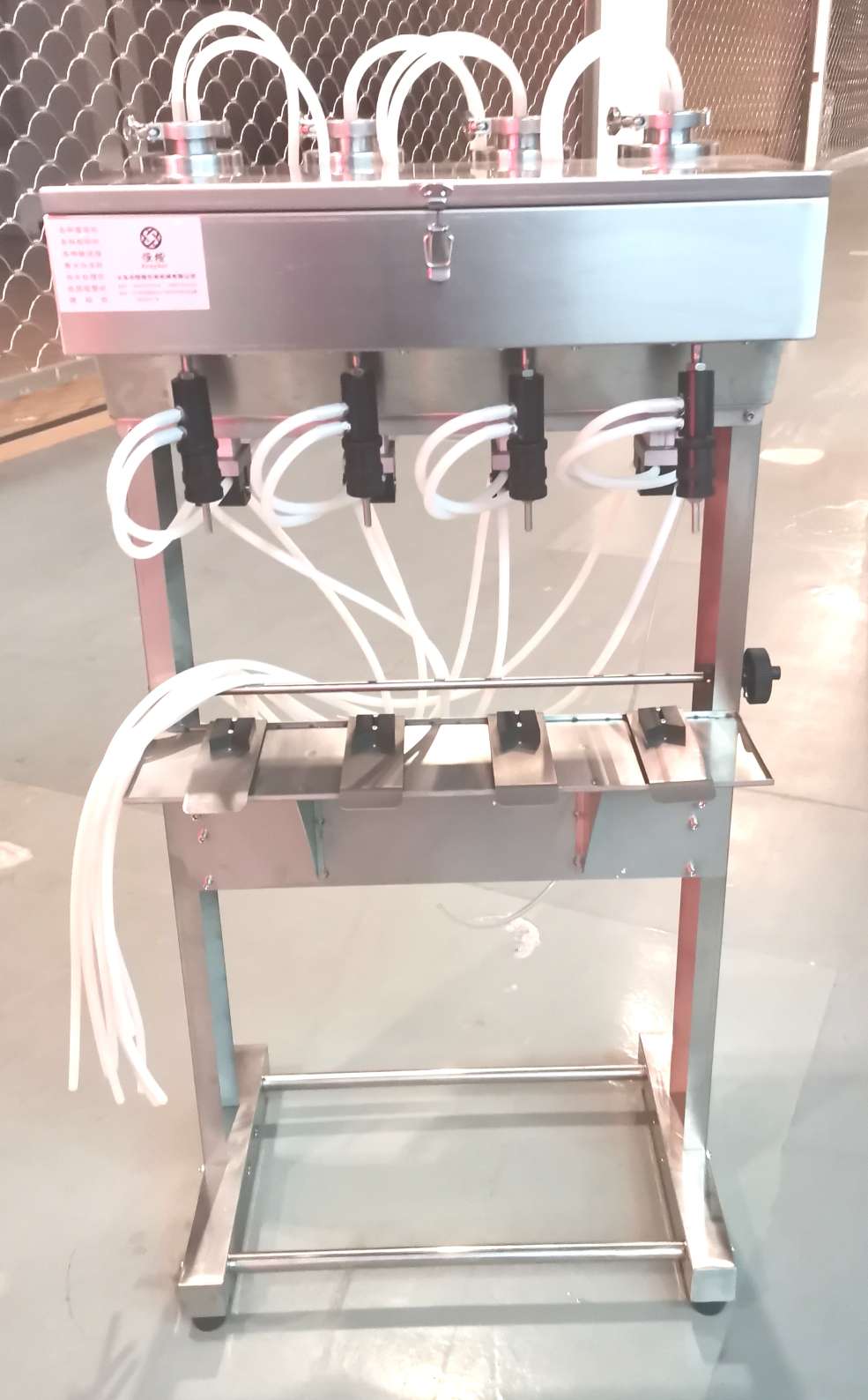 The old water-based four-head filling machine of Hengkai Packaging Machinery is of high quality and low price, and operates with integrity undefined