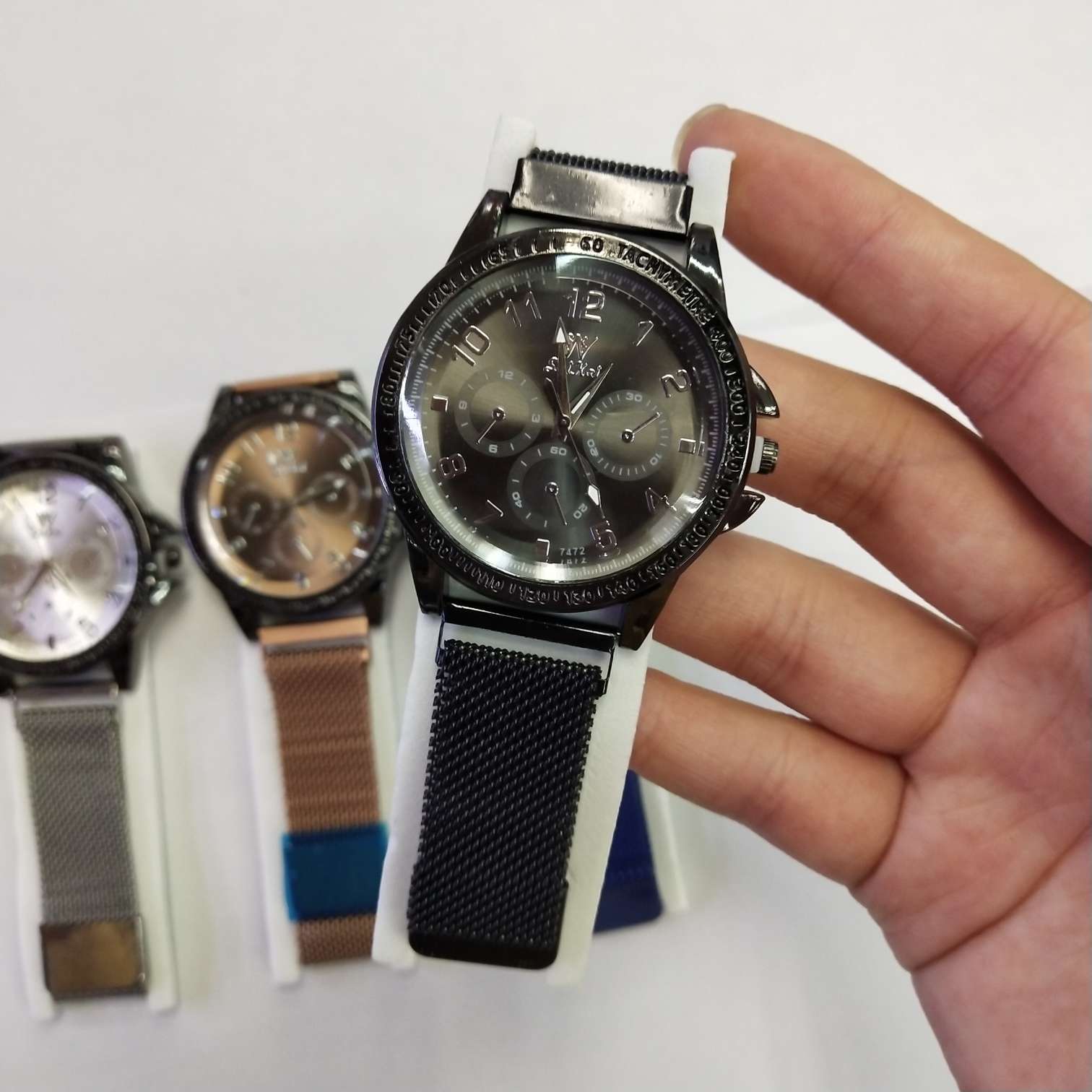 Premium fashionable magnetic adult watch in four colors details Picture