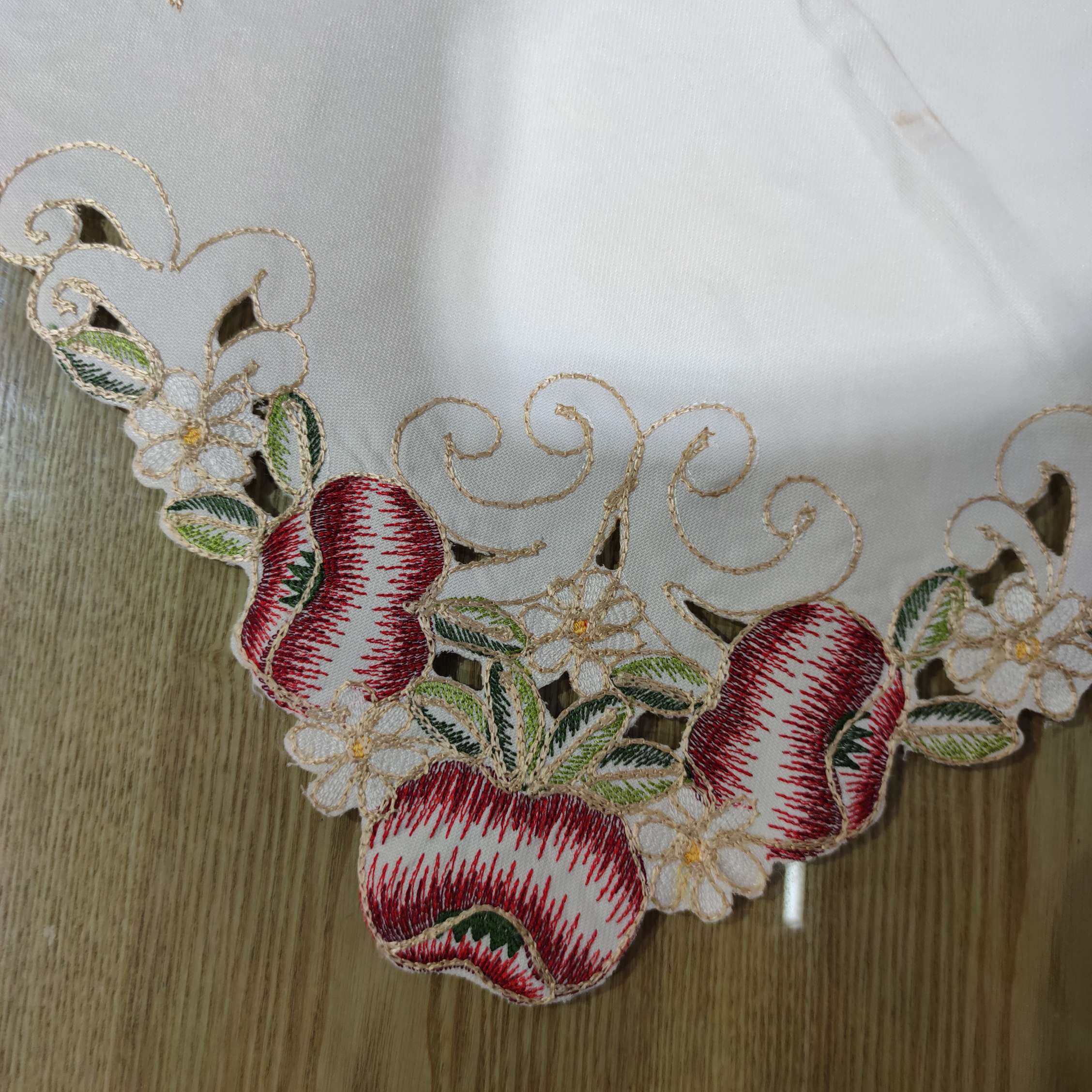 【S.G.R】2020 new tablecloths, table flags, throw pillows in stock, machine-embroidered and embroidered tablecloths, hand-hollowed-out craftsmanship Specification image