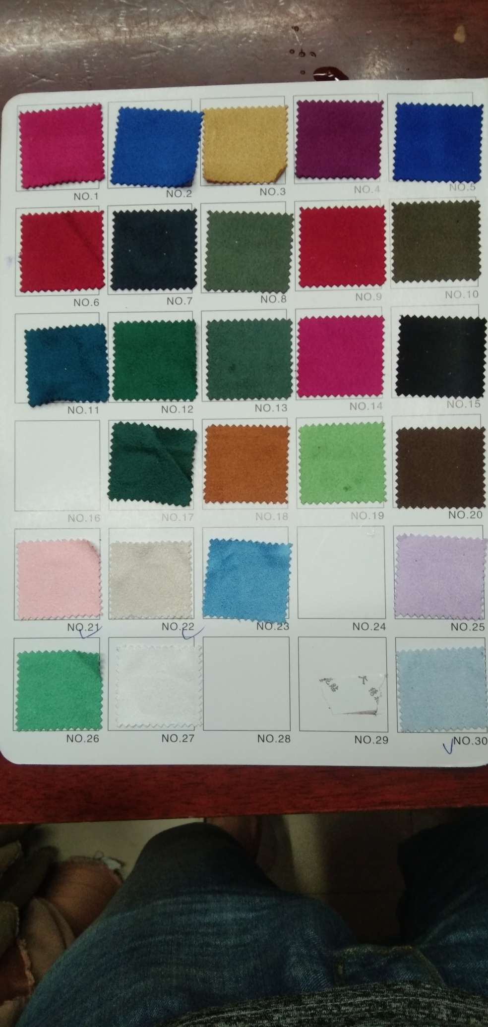 كانوا يرتدون ملابس عيد الميلاد، وهم يرتدون جلدا رقيقا ويضعون ون الحلاوة Specification image