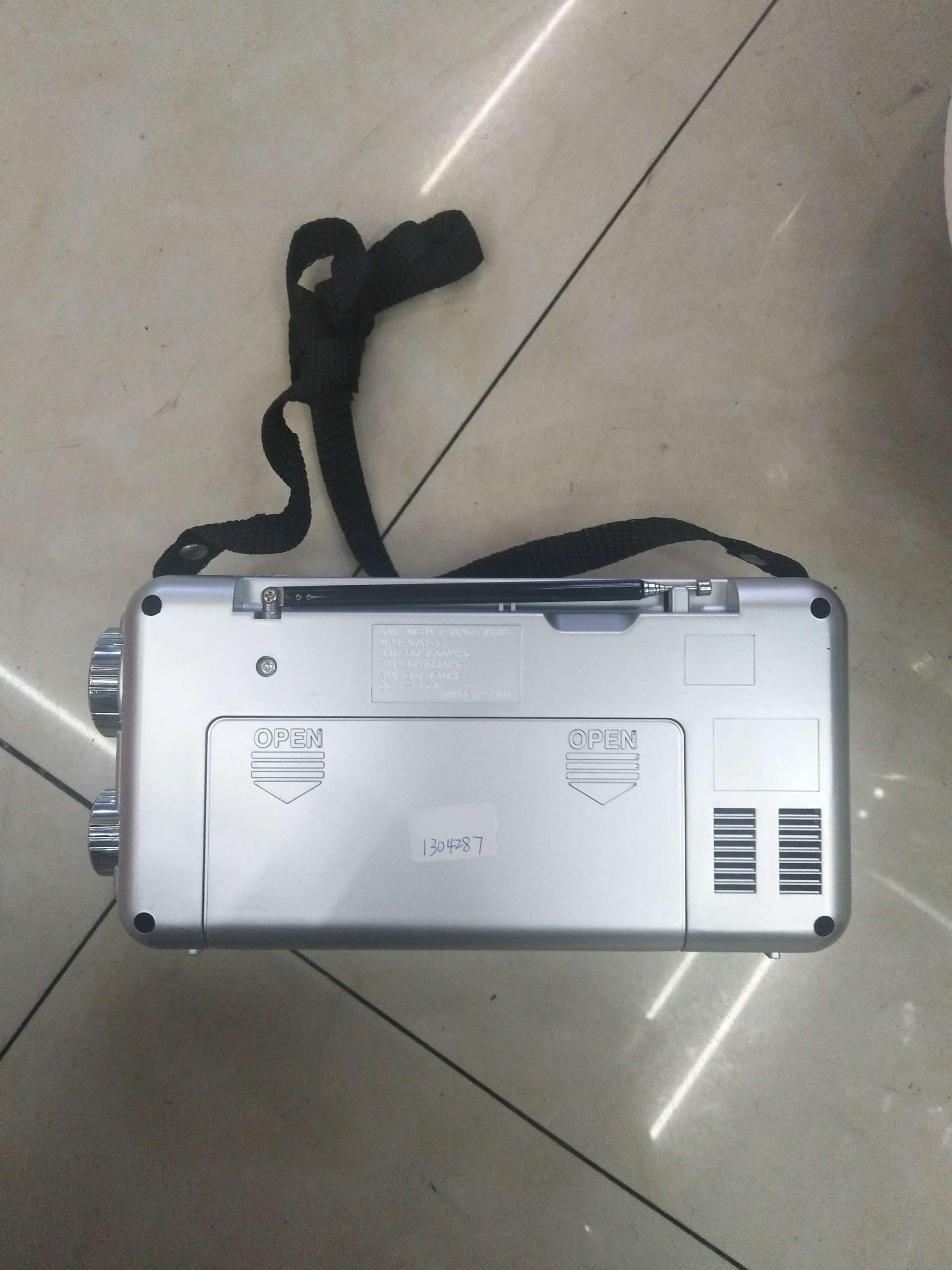 XB593URT multi-band radio with charging and card insertion Application Scenario