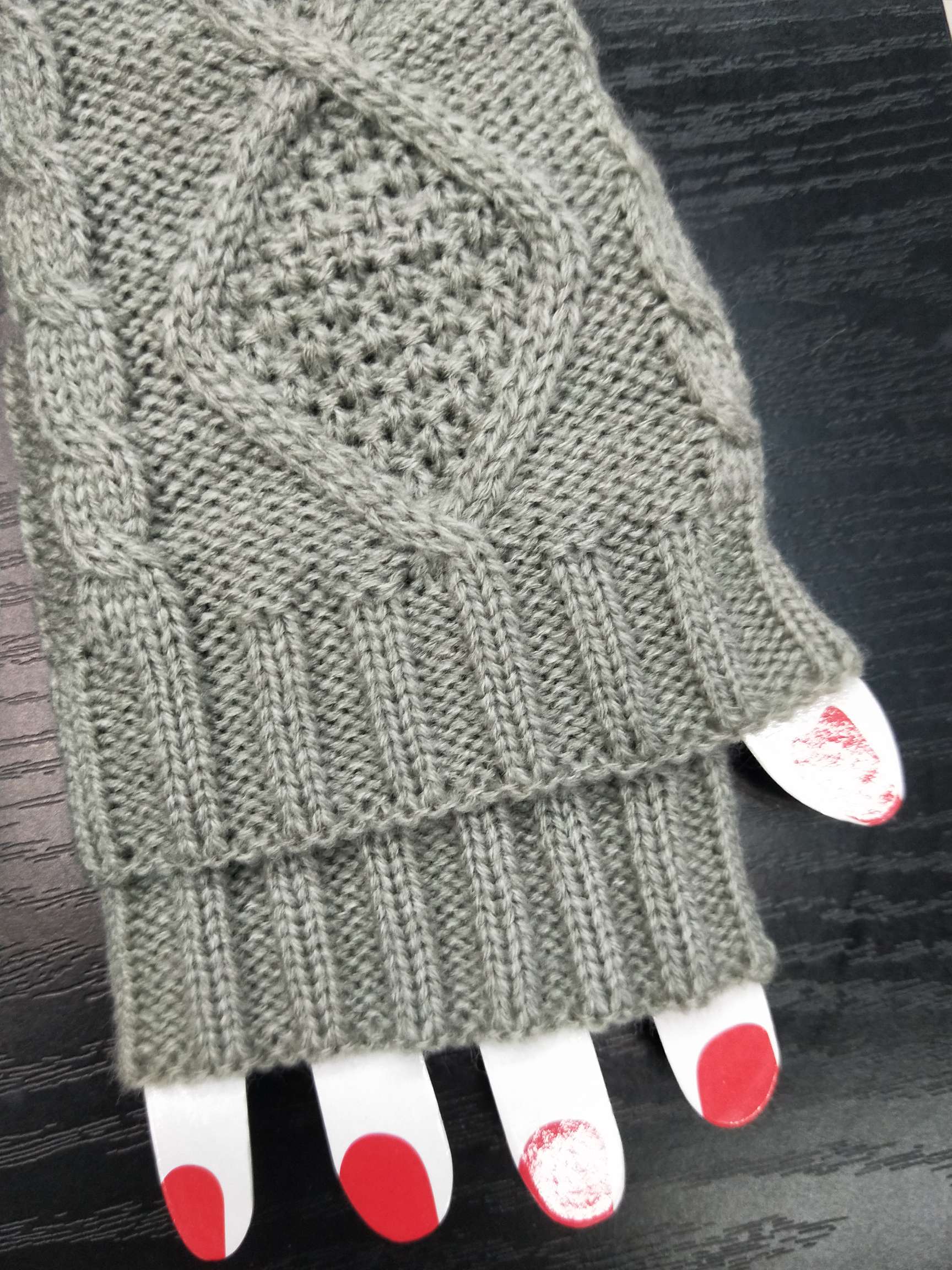 Knitted diamond gloves for autumn and winter details Picture