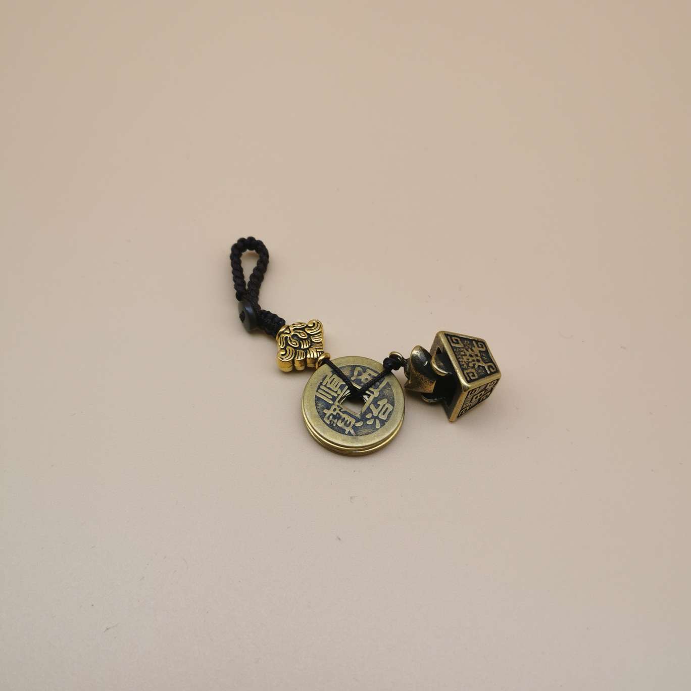 Wholesale of copper keychains, copper oxen and geckos, combs, dustpans, copper swords and small copper items from street stalls Item Picture