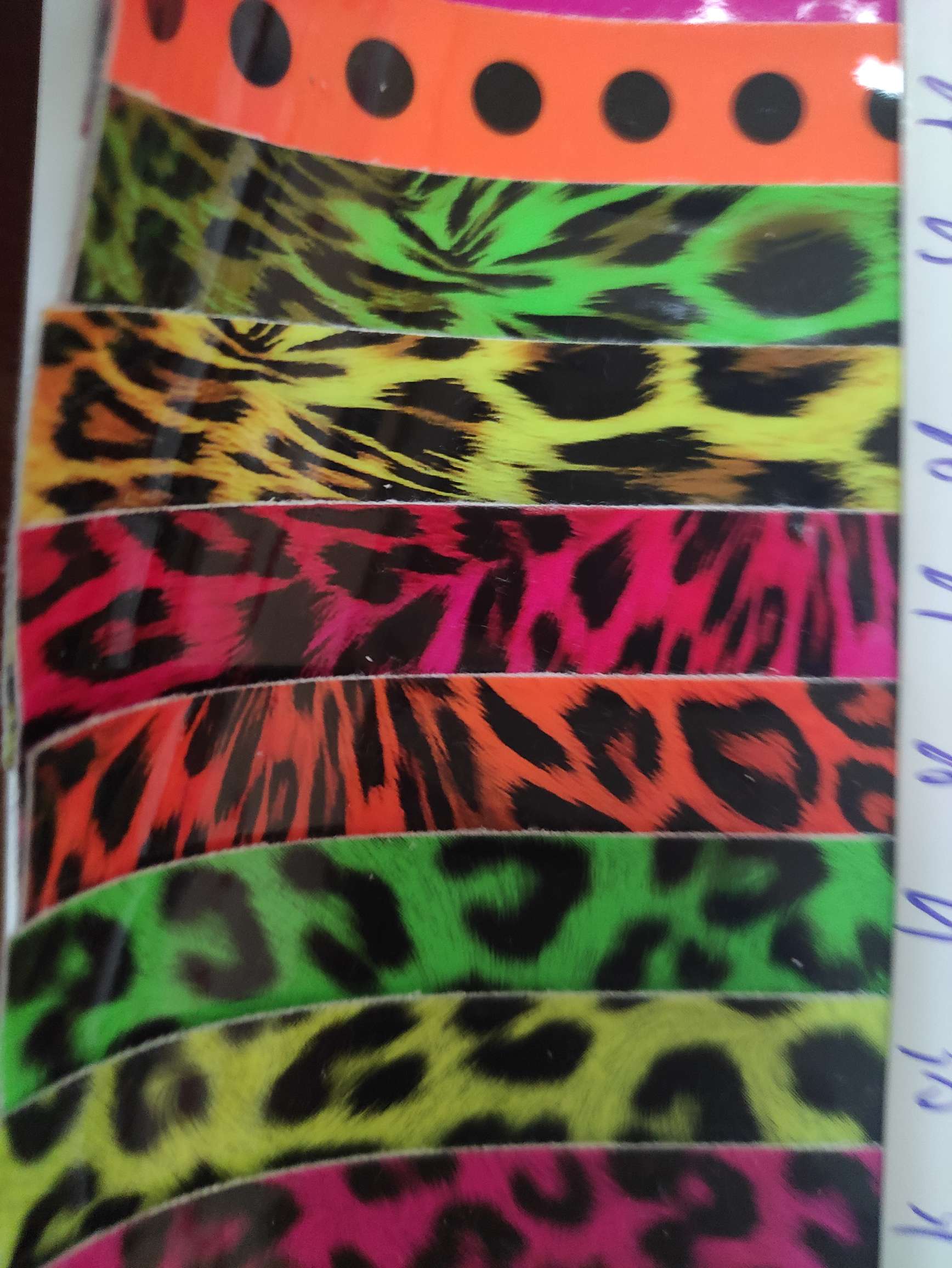 High-brightness fluorescent leather fabrics of high, medium and low grades in large stock, direct sales from the manufacturer, best-selling new styles