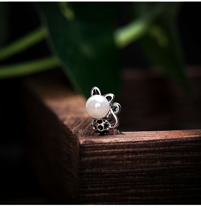 Changsheng Jewelry Titanium Steel Pearl Cat ear Stud Mini Niche Earrings Wholesale Application Scenario