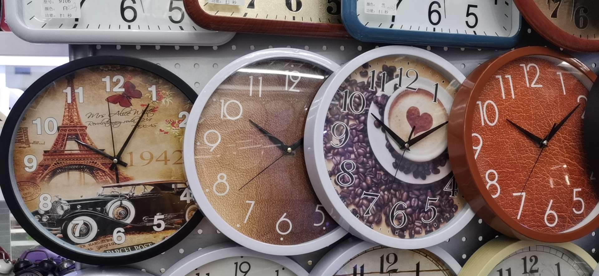 Kitchen wall clock thumbnail