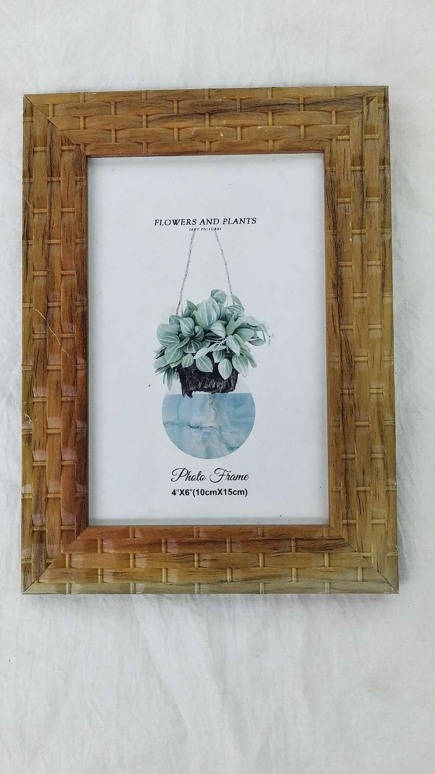 相框的材质为塑料，用的主要材料是塑料和密度板，相框可以竖放和横放的，背板后面的撑脚，可以保持相框的稳定。