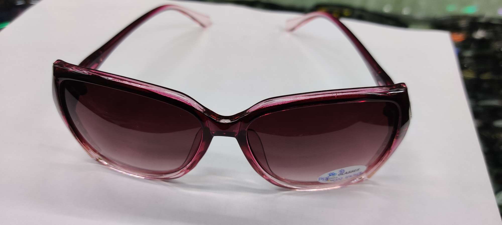 酒红色镜框太阳镜