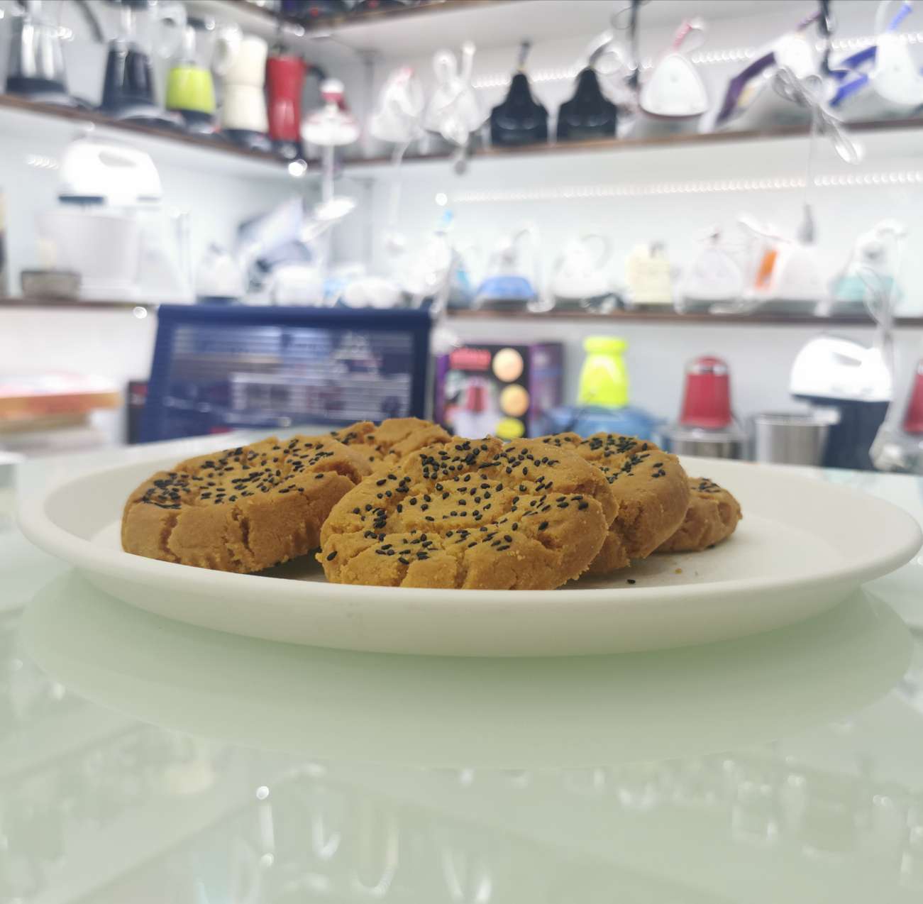 White plastic round trays, storage plates, dinner plates, storage plates, pastry plates and candy plates details Picture