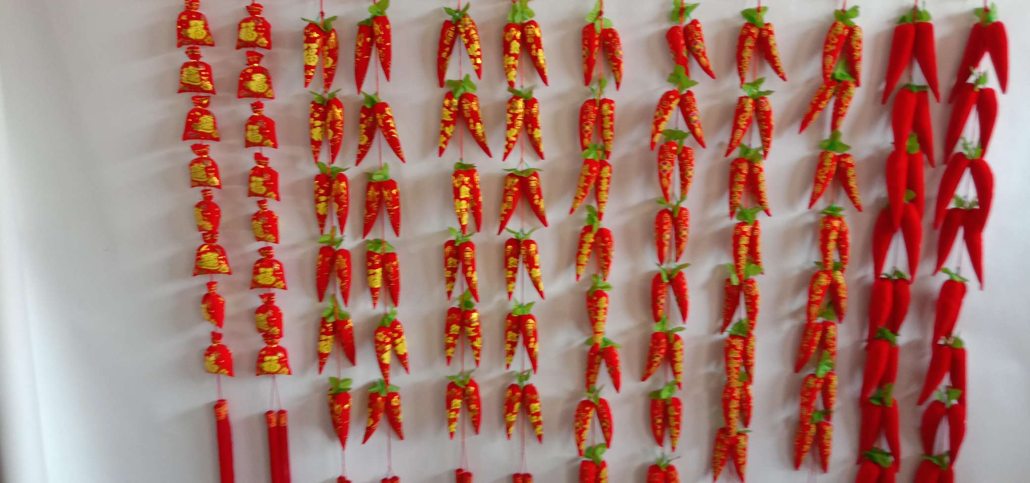 A pair of golden powder color-printed "Congratulations and Prosperity" chili skewers, festive wedding and festival supplies, factory direct sales, sample customization, moving into a new home Application Scenario