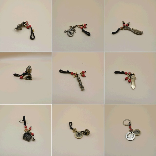 Wholesale of copper keychains, copper oxen and geckos, combs, dustpans, copper swords and small copper items from street stalls
