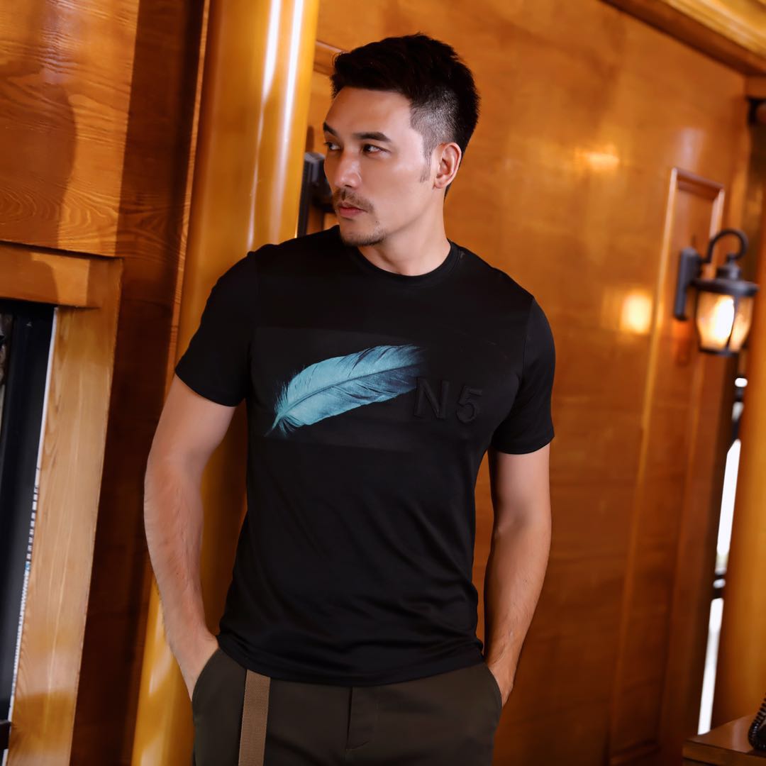 Summertime men's short-sleeved T-shirts with lapels and loose bottoms. Polo shirts with a half-sleeve Instagram trend that can be worn by any guy thumbnail