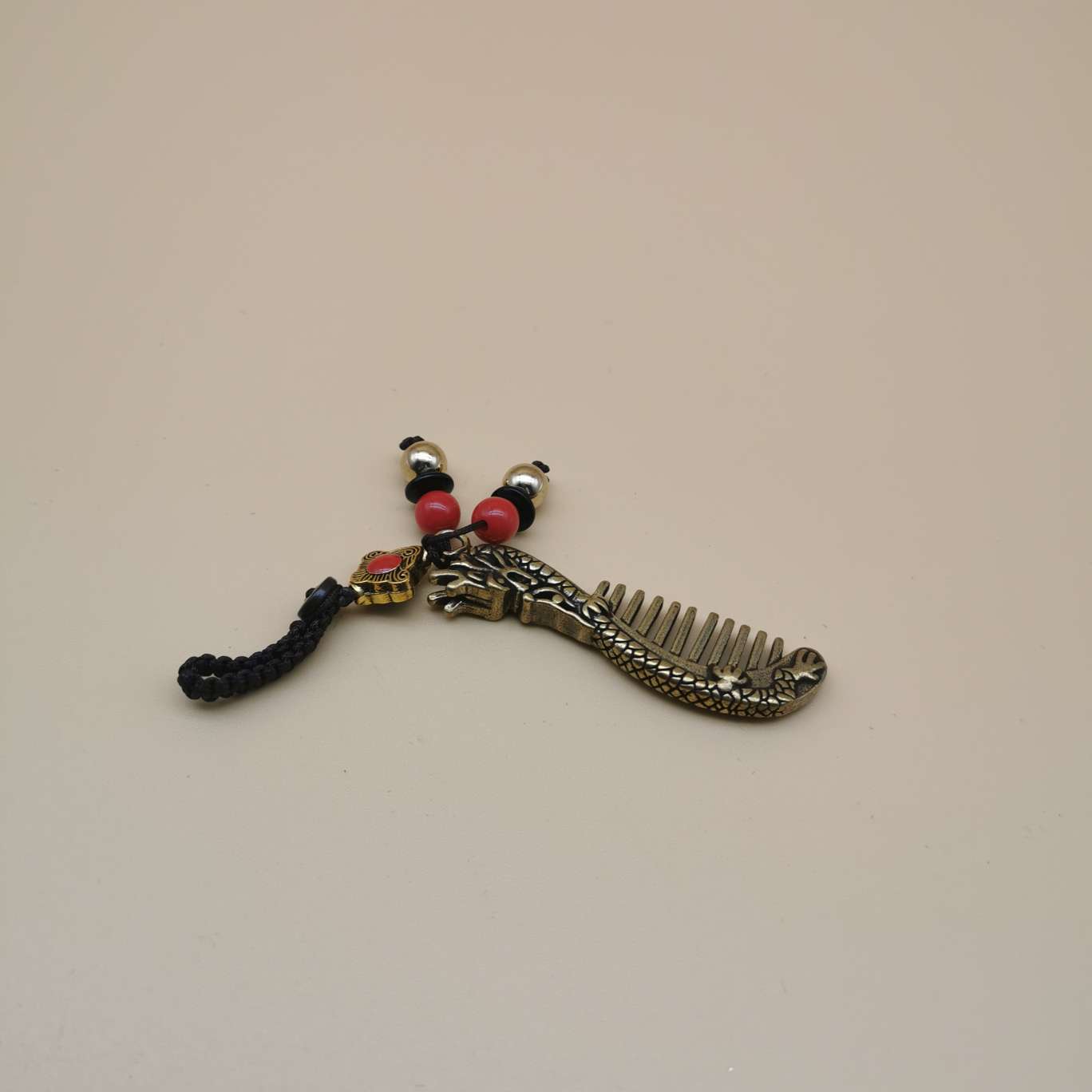 Wholesale of copper keychains, copper oxen and geckos, combs, dustpans, copper swords and small copper items from street stalls details Picture