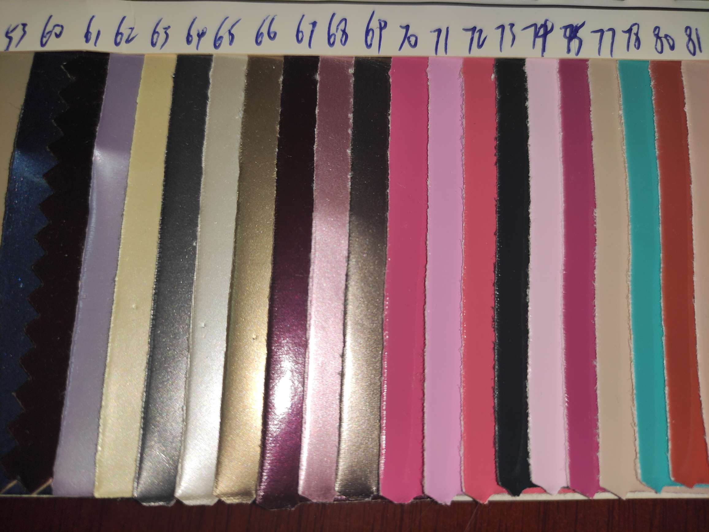 Direct sales from the manufacturer of high, medium and low-grade leather fabrics with fish roe pattern. New best-selling styles. details Picture
