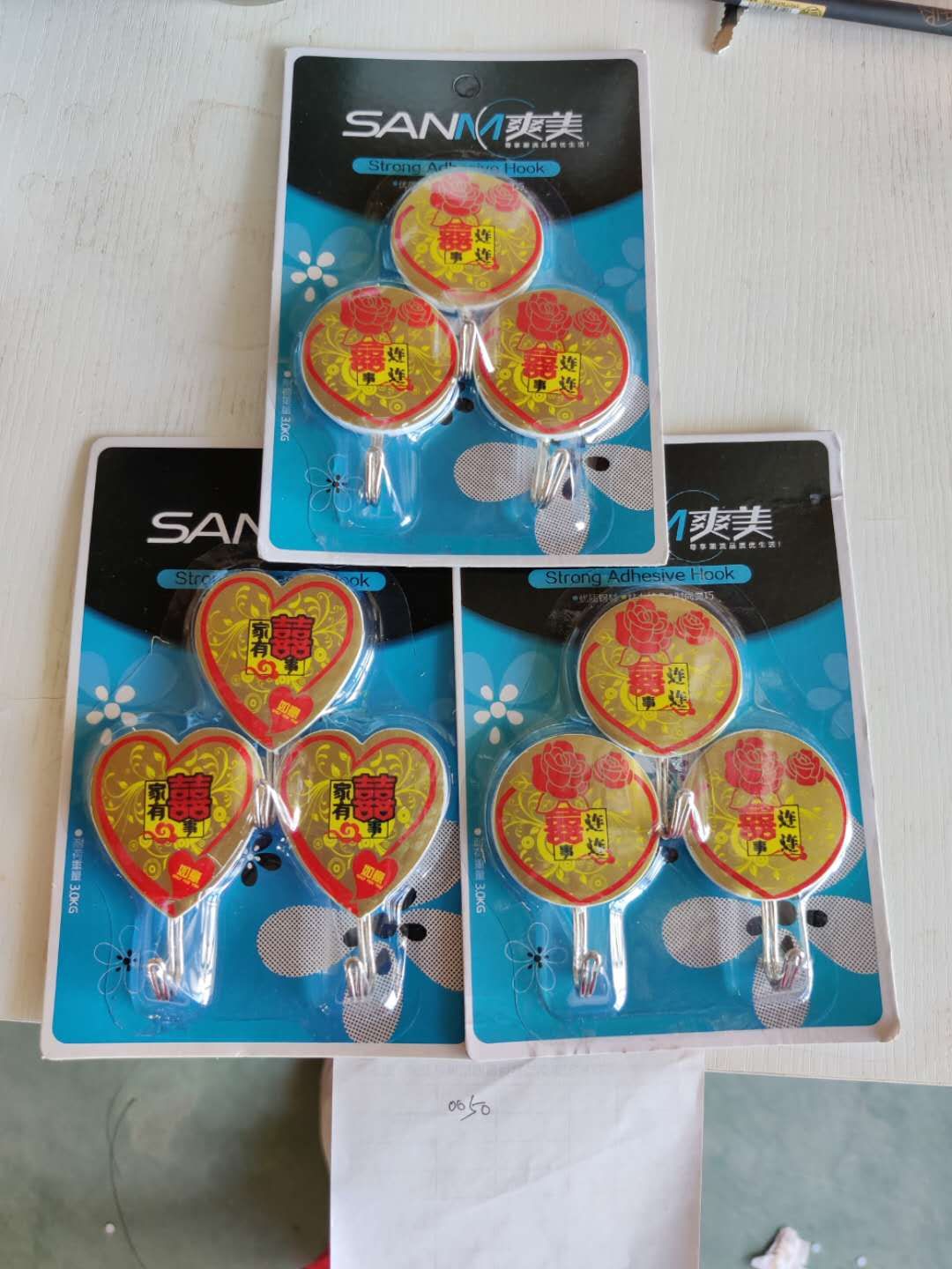 爽美3个卡通粘钩白底实物图