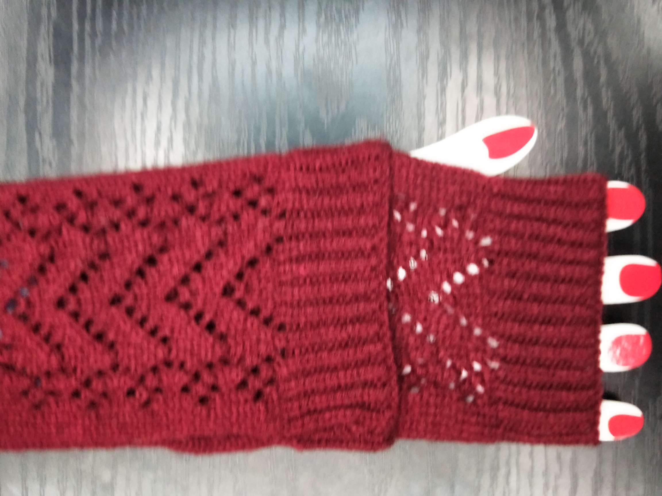 Short knitted gloves for autumn and winter details Picture